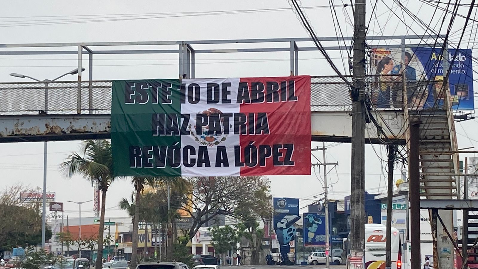 Cuelgan lonas contra AMLO en diferentes ciudades