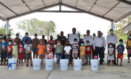 Ozuluama: Entrega de cubetas de pinturas y regalos en jardín de niños en la comunidad de Cucharas