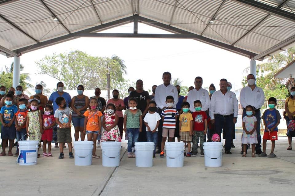 Ozuluama: Entrega de cubetas de pinturas y regalos en jardín de niños en la comunidad de Cucharas