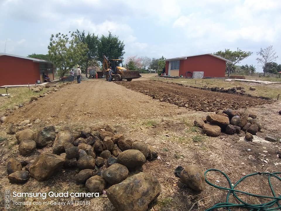 Ozuluama: Trabajos de techumbre de usos múltiples del Telebachillerato de la comunidad de Tierra y Libertad
