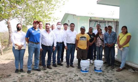 Ozuluama: Entrega de cubetas de pinturas y supervisión de la instalación de impermeabilizante