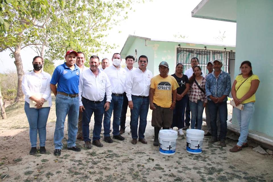 Ozuluama: Entrega de cubetas de pinturas y supervisión de la instalación de impermeabilizante