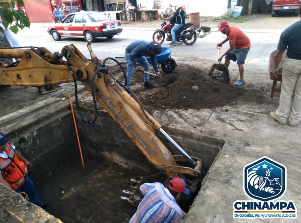 Ayuntamiento de Chinampa hace limpieza de alcantarillas y cunetas de km. 24