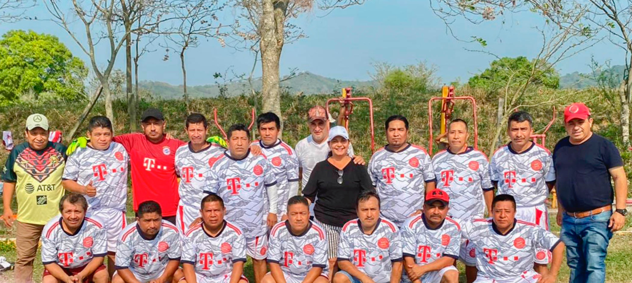 Tamalín: Entrega de uniformes deportivos al equipo Master Tamalín y equipos de la comunidad de Mamey La Mar
