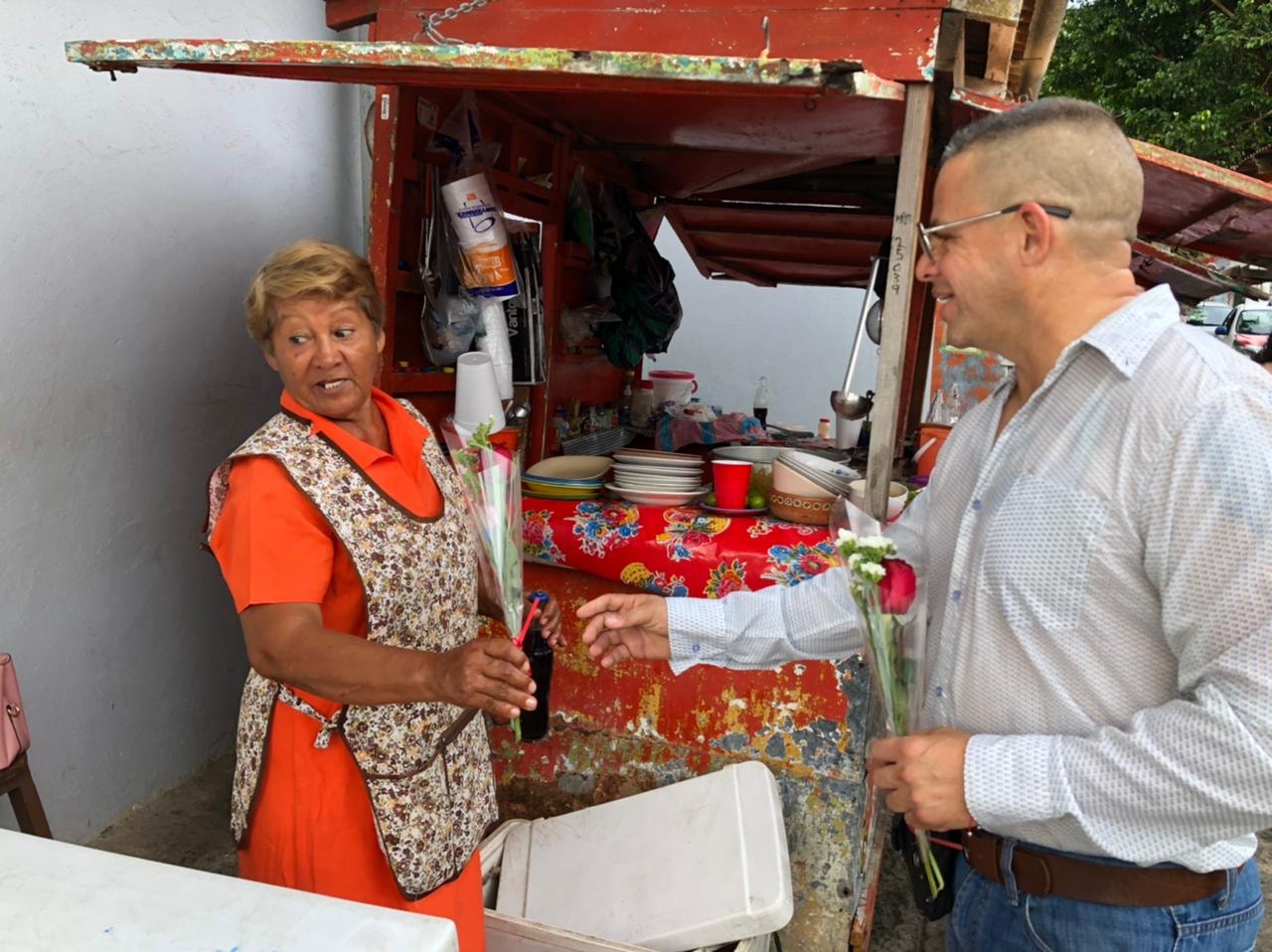 Cerro Azul: Entrega de rosas por día de las madres