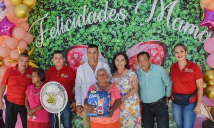 Tamalín: Alcaldesa festeja el Día de la Mamá