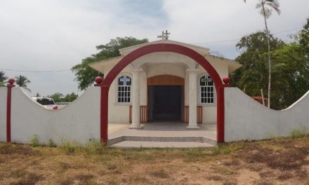 Ozuluama: Entrega de piso cerámico a la capilla de San Luciano