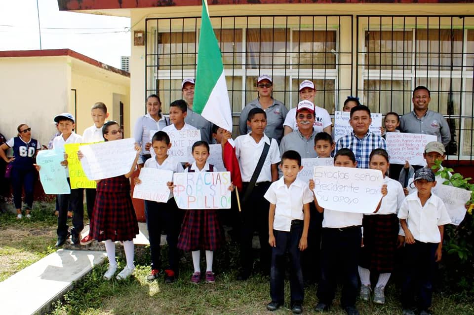 Ozuluama: Entrega de bandera, portabandera y asta a primaria Josefa Ortiz de Domínguez en San Javier
