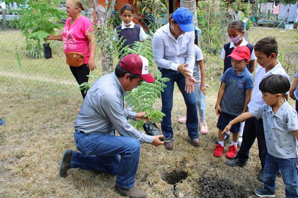 Ozuluama: Adopción de árboles en el CAIC de Campanario