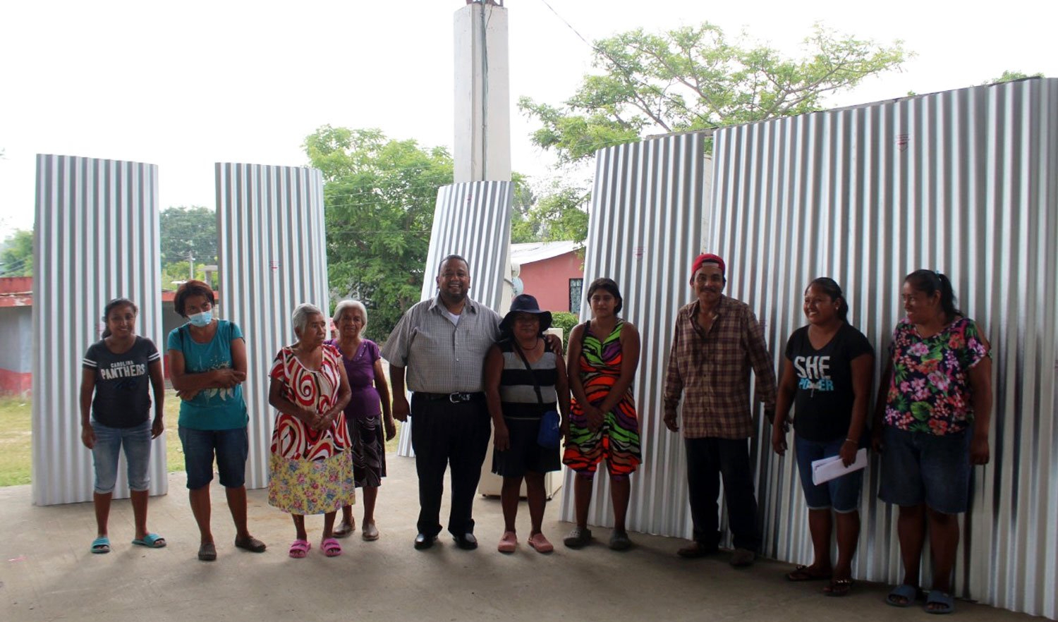 Coatzintla: Apoyo con refrigeradores y láminas
