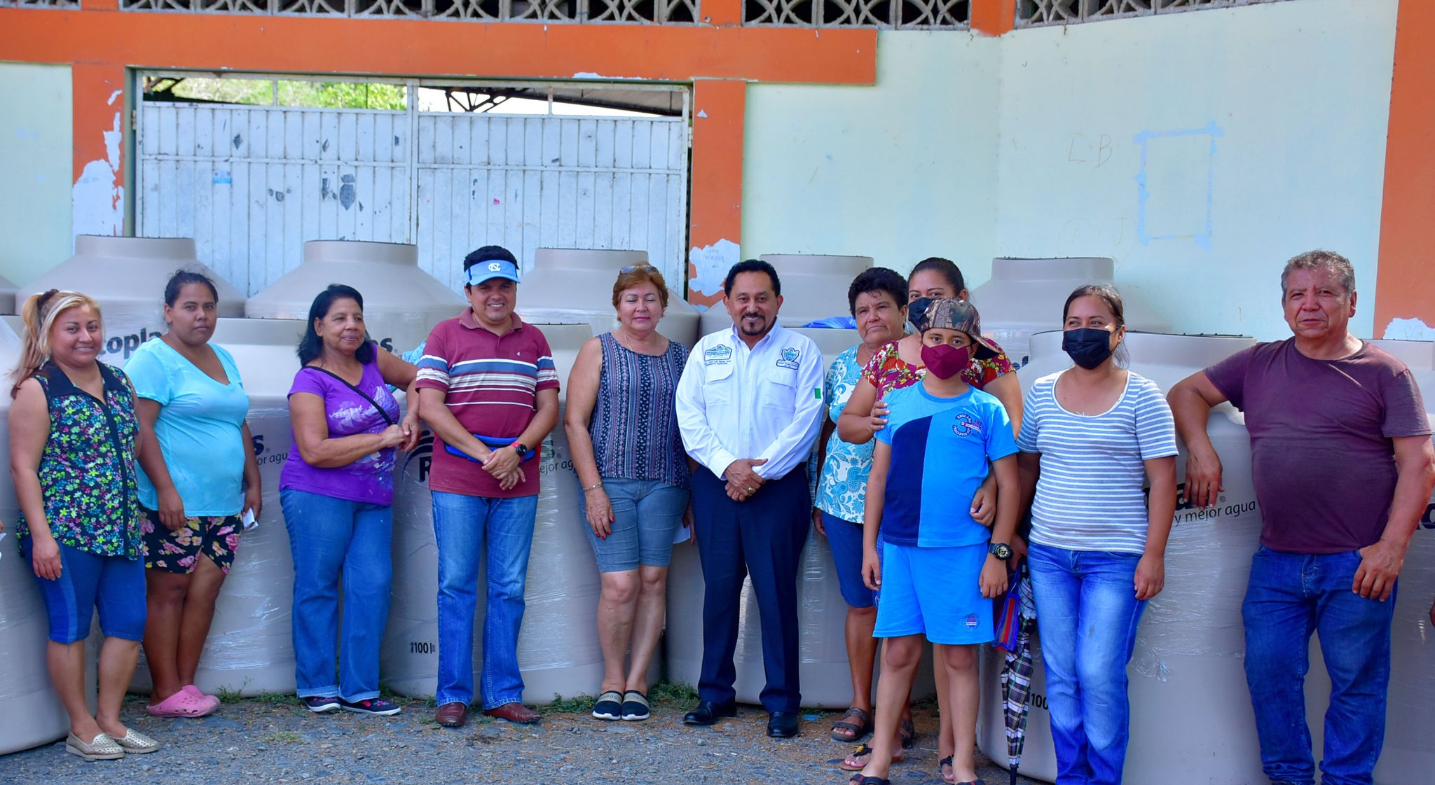 Naranjos: Alcalde hace entrega de tinacos subsidiados a más de 20 familias