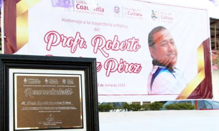 Coatzintla: Reconocimiento al profesor Roberto Ramírez Pérez por más de 35 años de trabajo ininterrumpido