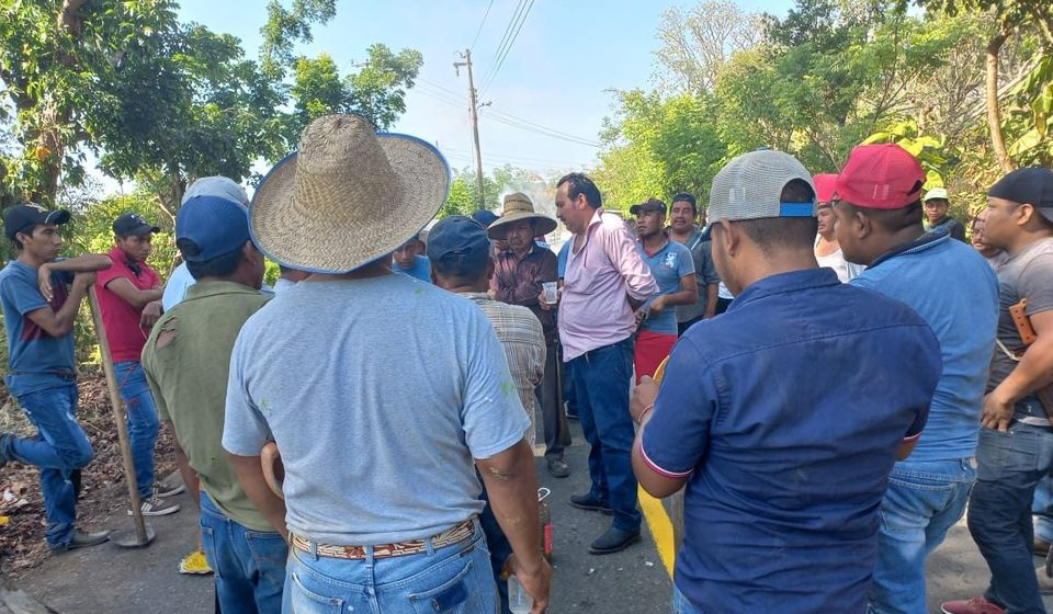 Cazones: Faena y donación de 3 cubetas de pintura en la comunidad de La Piedad