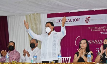 Naranjos: Alcalde asiste a ceremonia de graduación del CETIS 133