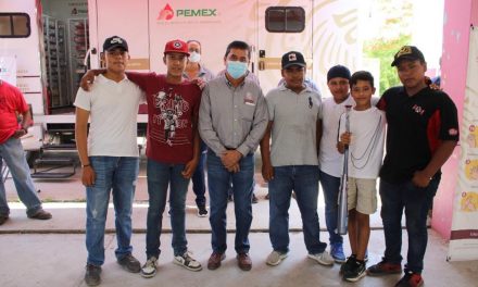 Ozuluama: Entrega de bat de béisbol al equipo de La Puente