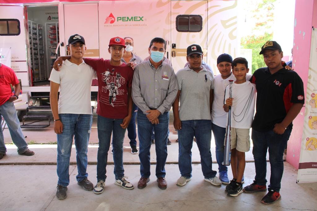 Ozuluama: Entrega de bat de béisbol al equipo de La Puente
