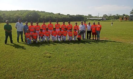 Ozuluama: Entrega de uniformes al equipo infantil de béisbol Broncos