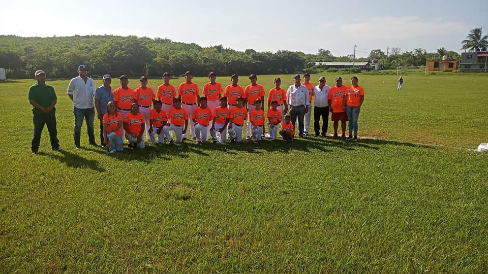 Ozuluama: Entrega de uniformes al equipo infantil de béisbol Broncos