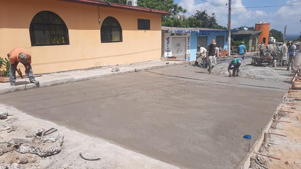Ozuluama: Inicia el día con el concreto hidráulico del Boulevard