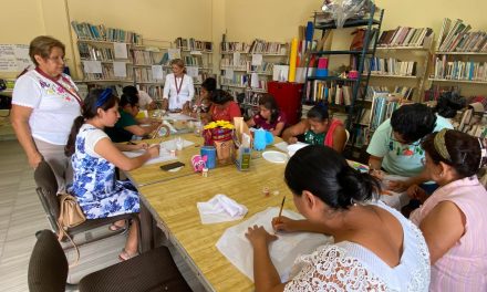Gobierno municipal de Álamo imparte talleres a bibliotecarios