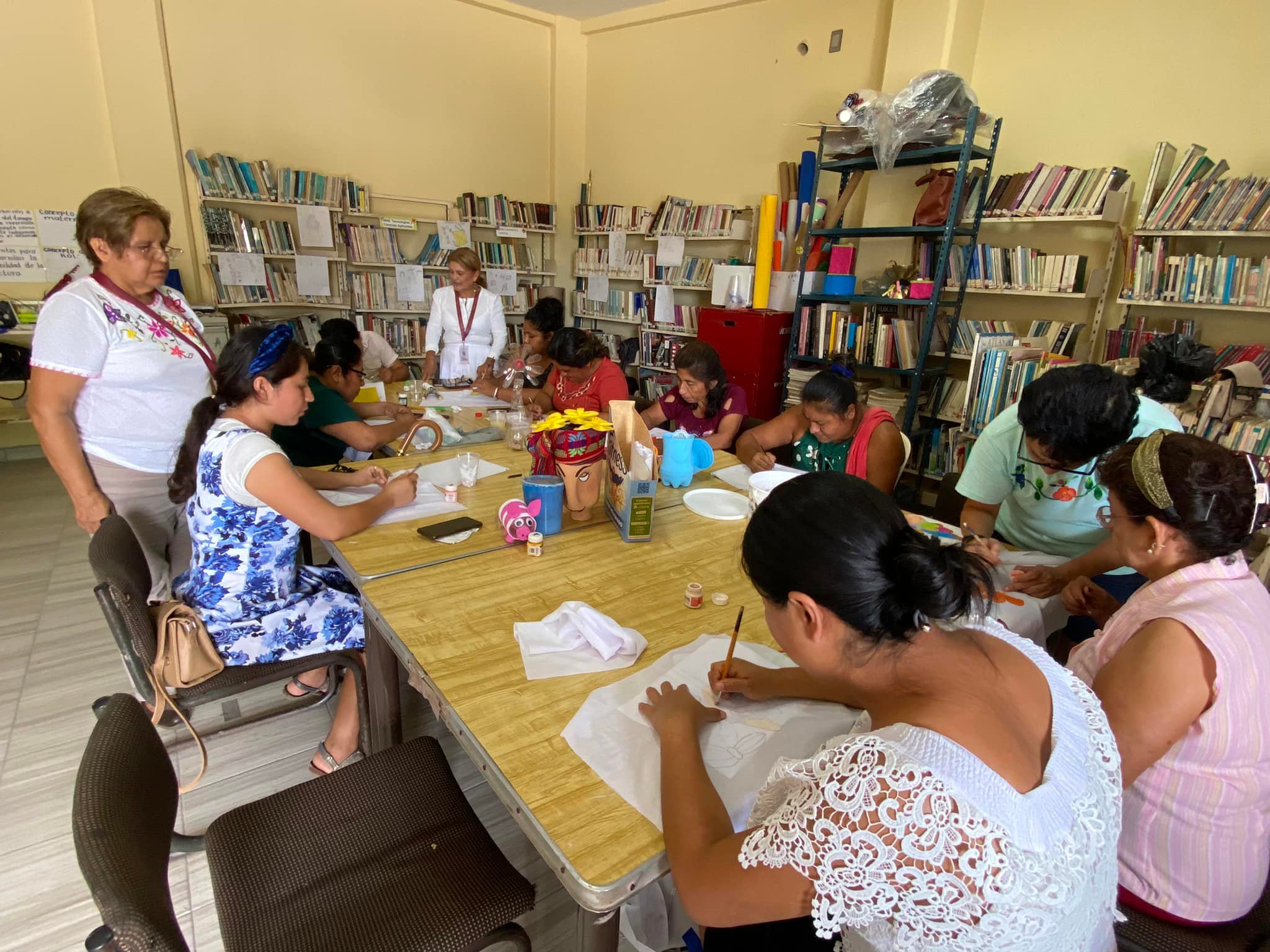 Gobierno municipal de Álamo imparte talleres a bibliotecarios
