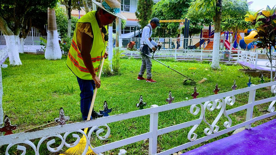 Chicontepec: Limpieza del parque «Miguel Hidalgo» y espacios públicos