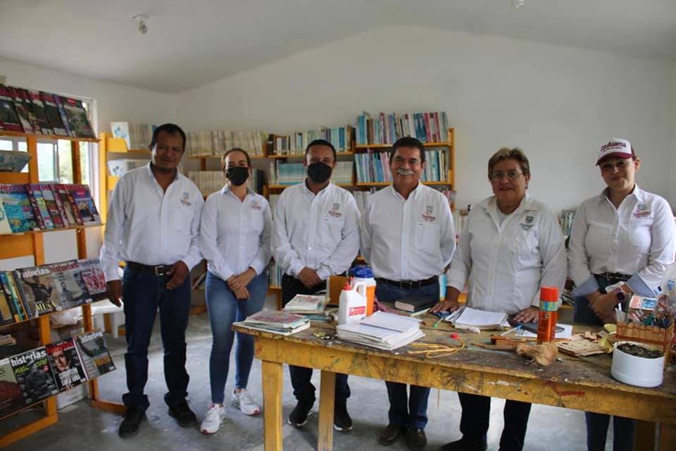 Ozuluama: Visita a la biblioteca pública de la comunidad de Tierra y Libertad