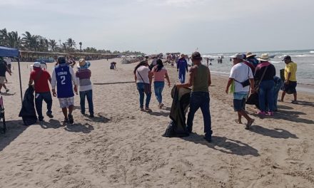 Tecolutla: Limpieza de la zona de playa en coordinación con vendedores ambulantes