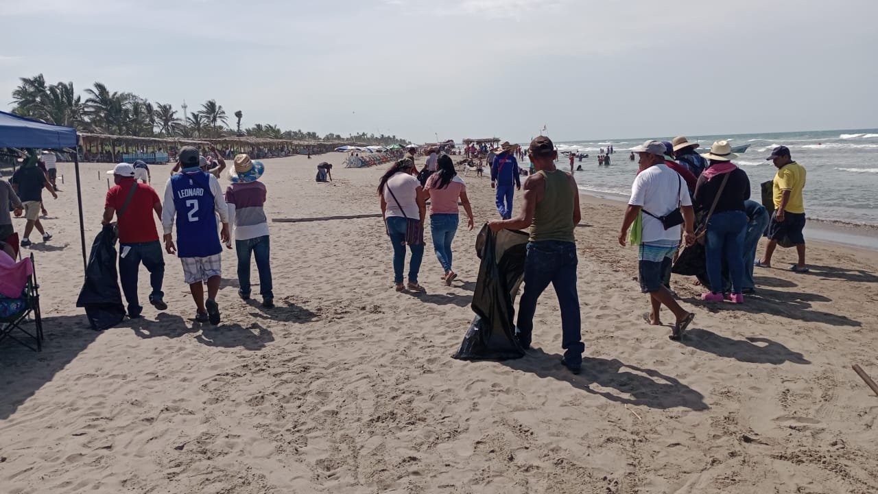 Tecolutla: Limpieza de la zona de playa en coordinación con vendedores ambulantes