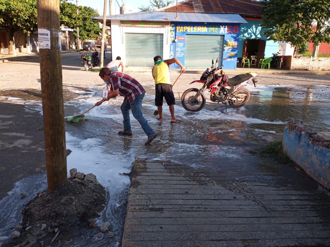 Platón Sánchez: Limpieza y sanitización del mercado municipal