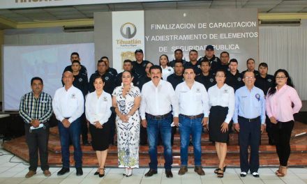 Tihuatlán: Entrega de certificados y uniformes al cuerpo de policía municipal