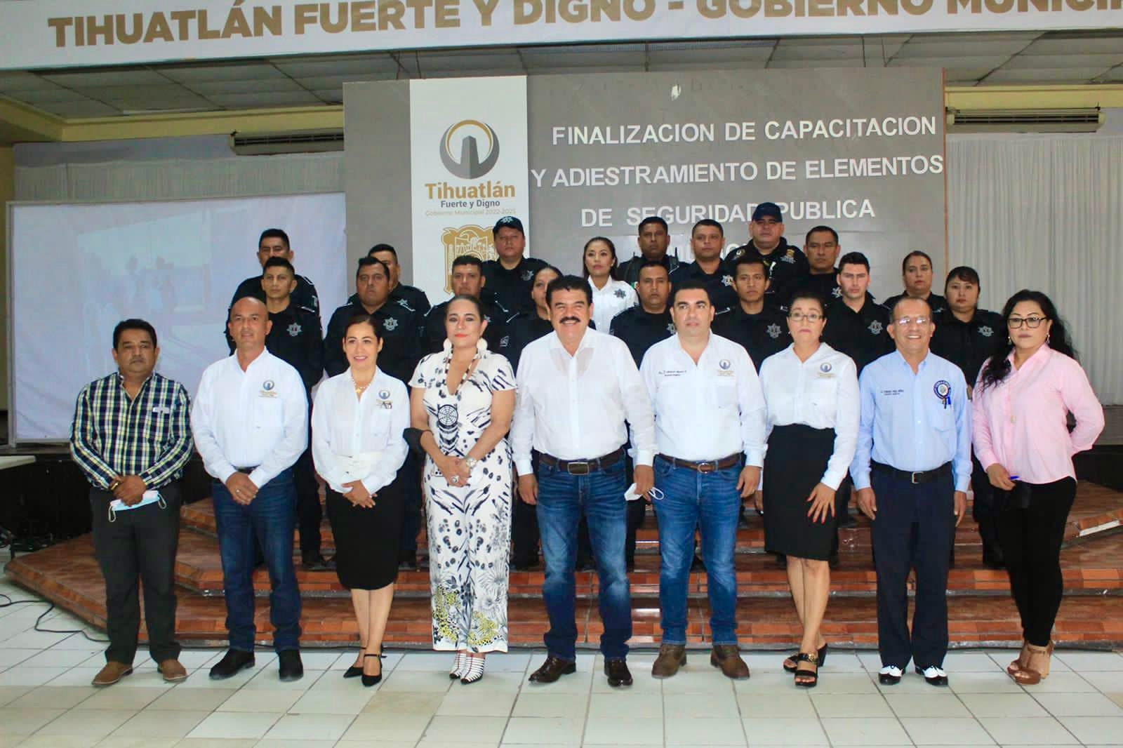 Tihuatlán: Entrega de certificados y uniformes al cuerpo de policía municipal