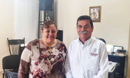 Ozuluama: Donación de pintura a la supervisora preescolar de la zona 124