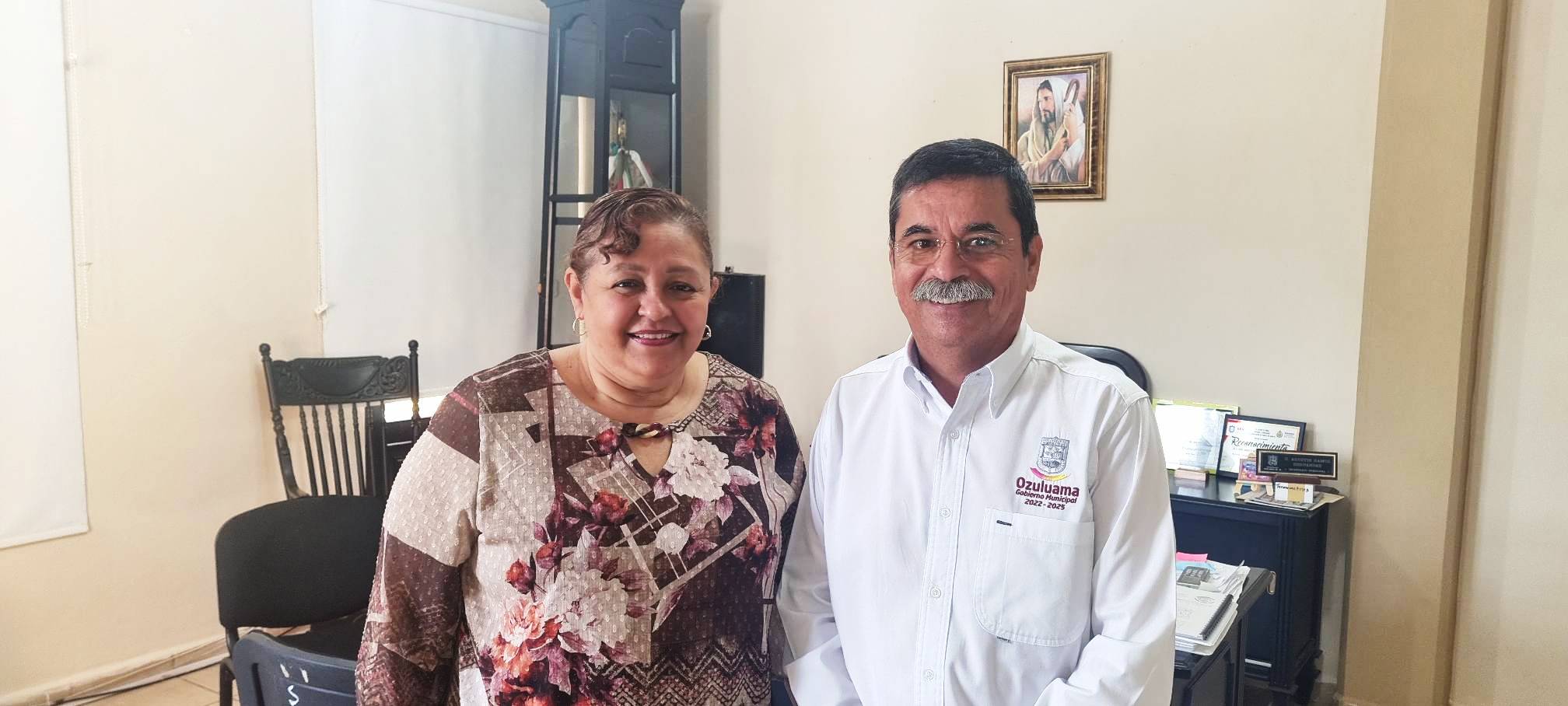 Ozuluama: Donación de pintura a la supervisora preescolar de la zona 124