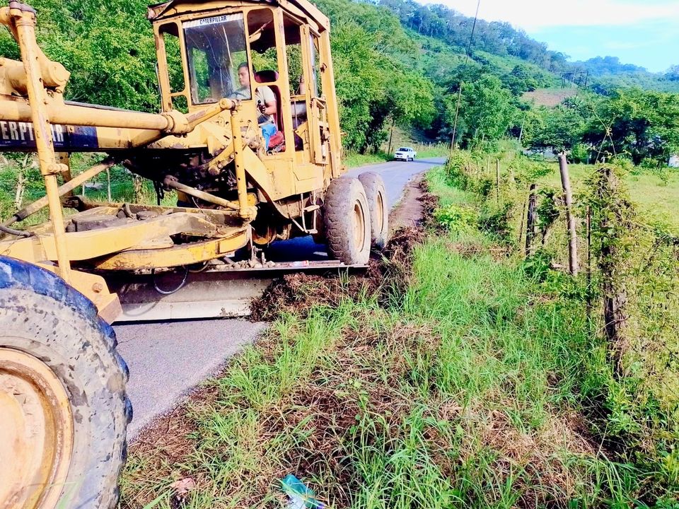 Chicontepec: Limpieza de Cunetas en el tramo Benito Juárez-Chicontepec