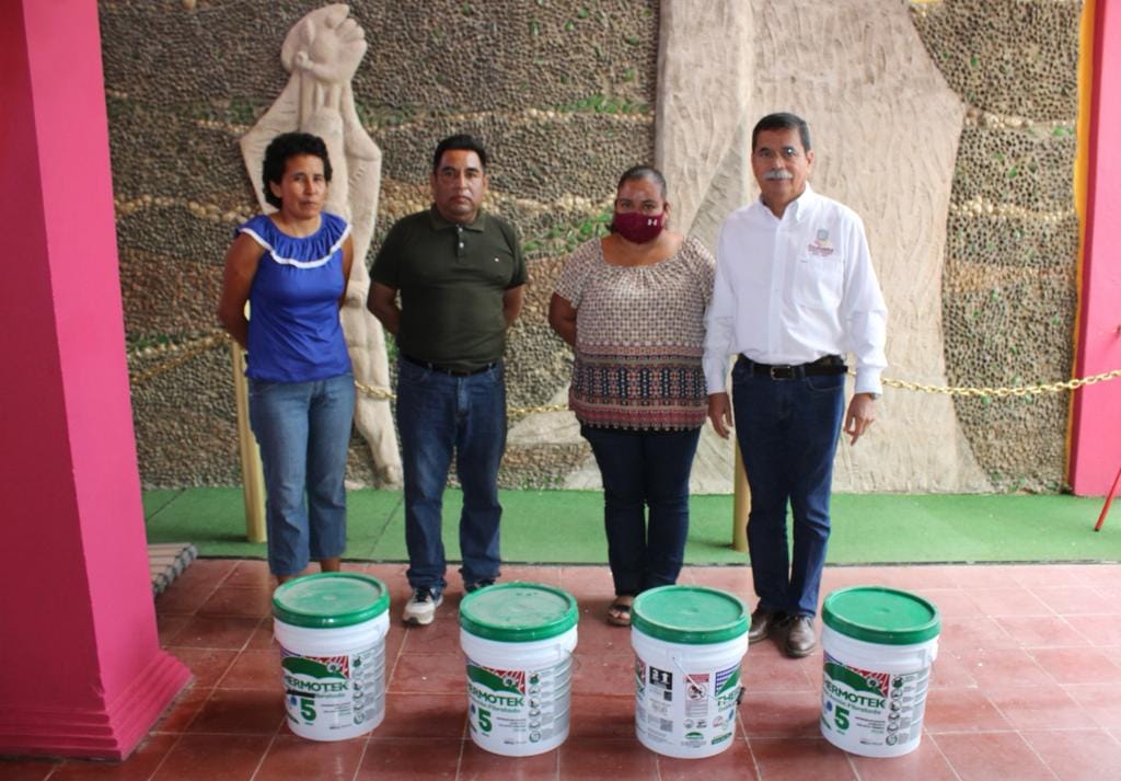 Ozuluama: Entrega de impermeabilizante para las aulas de una institución educativa en Pozo Viejo