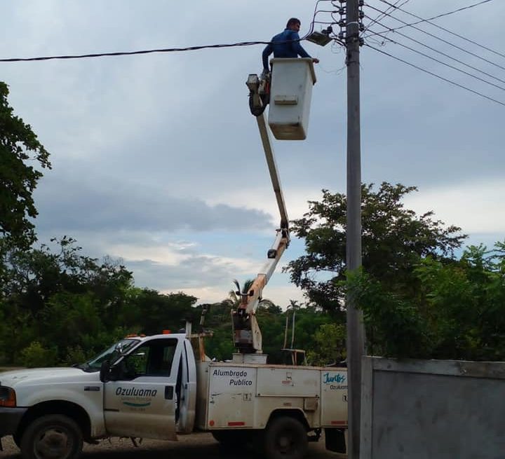 Ozuluama: Mantenimiento y rehabilitación del alumbrado público de la congregación San Javier y Cazadero