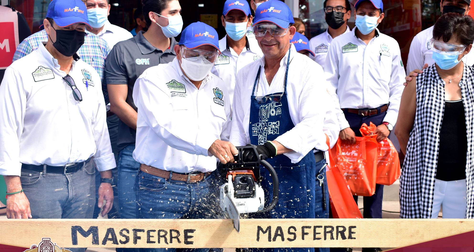 Naranjos: Alcalde asiste a inauguración de ferretería