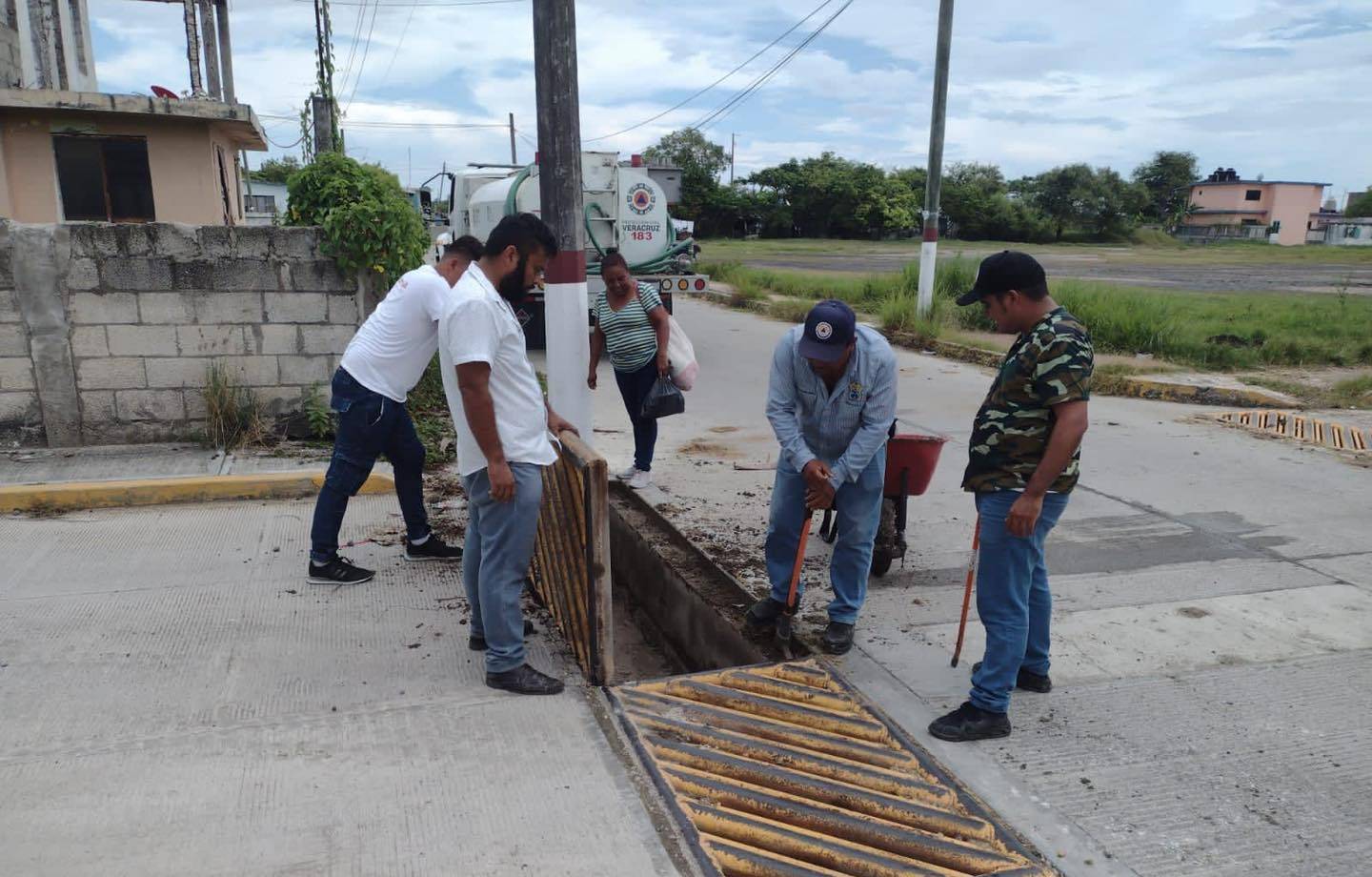 Tamiahua: Desazolve de alcantarillas en el drenaje de la colonia Rivera