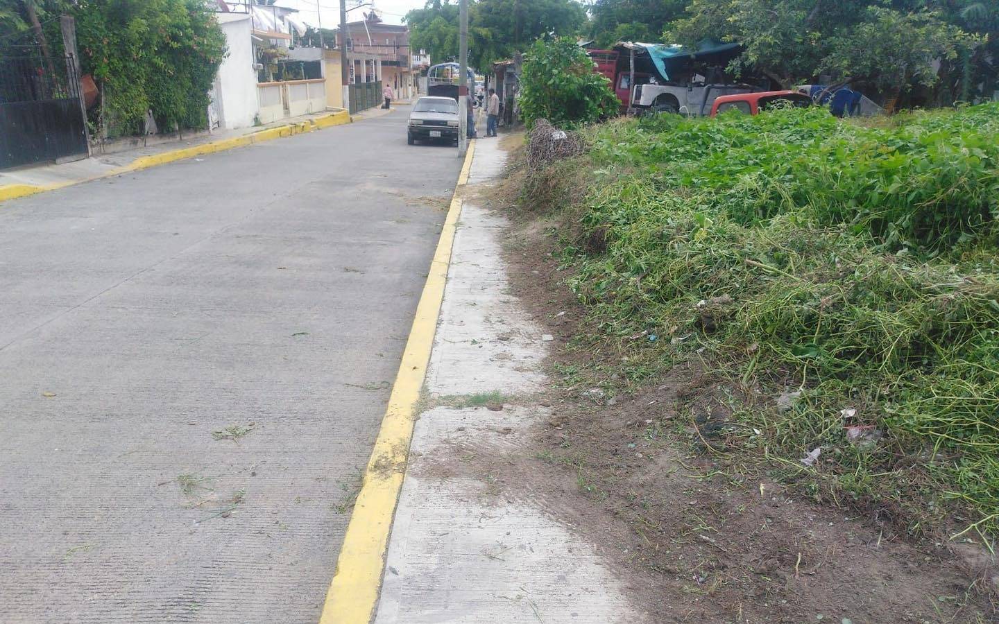 Tamiahua: Trabajos de limpieza de banquetas y guarniciones