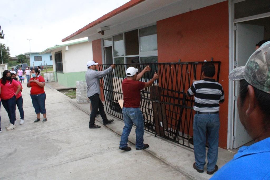 Ozuluama: Entrega de apoyo al telebachillerato de Paso Real