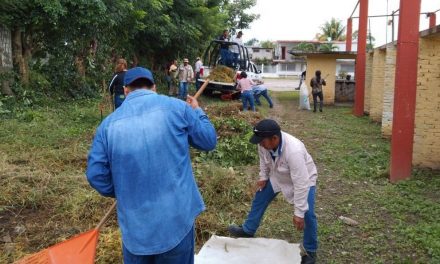 Cazones: Limpieza del campo deportivo «Beto Ávila»