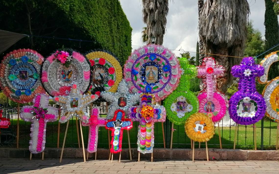 Ozuluama: Curso de elaboración de flores para coronas y altares