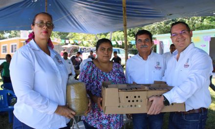 Ozuluama: En San Luciano se realiza la entrega de los paquetes de pollos municipal