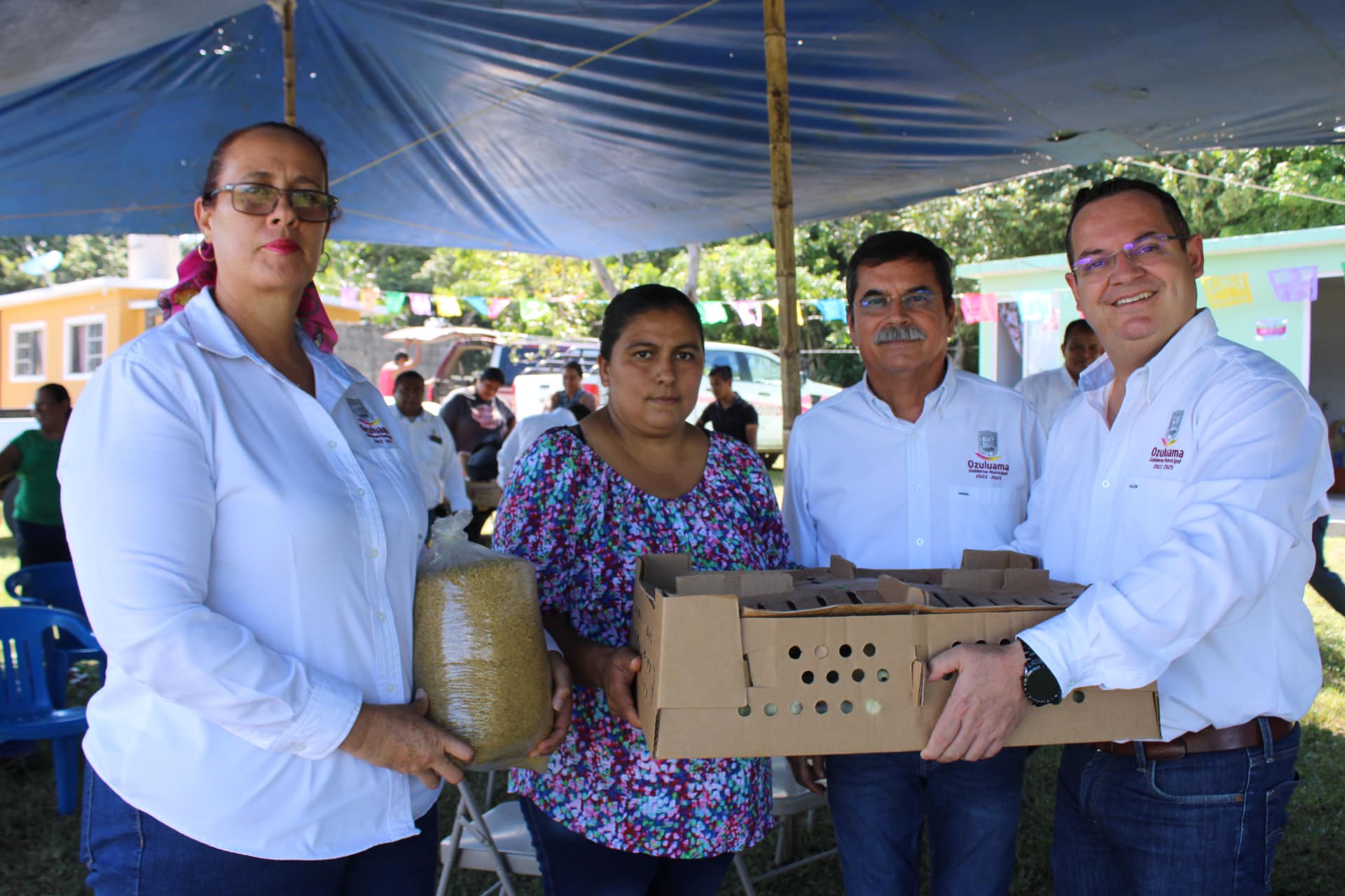 Ozuluama: En San Luciano se realiza la entrega de los paquetes de pollos municipal