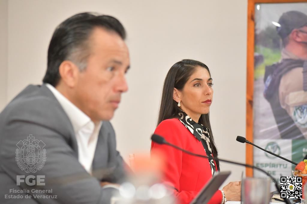 FGE informó sentencia de violencia familiar y vinculación a proceso contra dos policías de Catemaco por delitos de extorsión