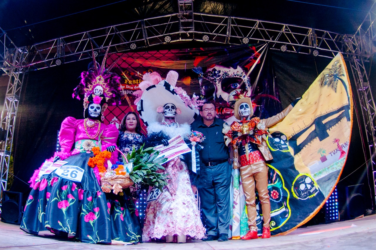 Tuxpan: Espectacular concurso de catrinas y catrines