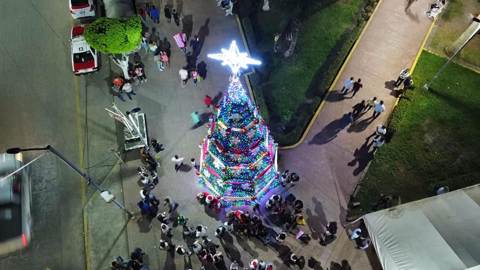 Martínez de la Torre: Se enciende el árbol de navidad en el parque José María Mata