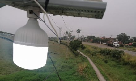 Ozuluama: Reparación de alumbrado público enfrente de la carretera federal