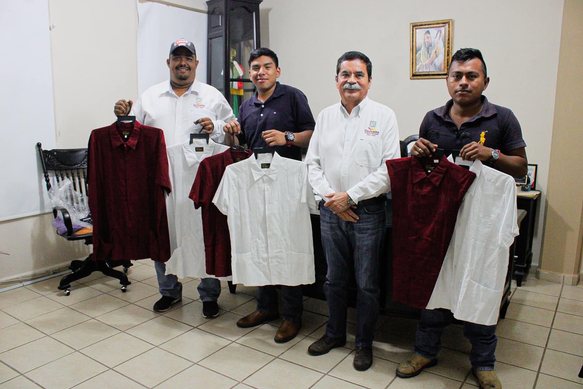 Ozuluama: Entrega de apoyo al trío compas huastecos